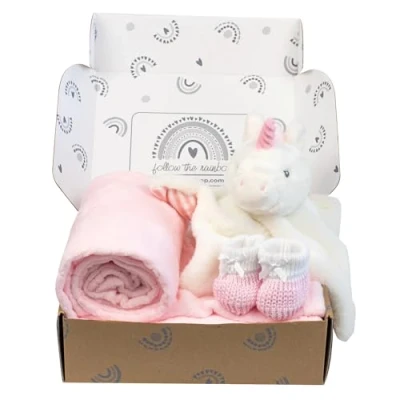 Immagine di baby Box Shop 4 elementi essenziali per neonata, ideali come regalo shower e regali di battesimo ragazze, include un piumino con unicorno, coperta in pile rosa stivaletti cotone