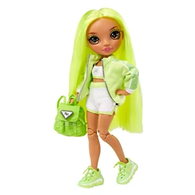 Immagine di Rainbow High Junior KARMA NICHOLS Bambola alla moda da 23 cm con Vestito e Accessori Include Zaino in Tessuto Funzione di Apertura Chiusura Età: 6+ anni