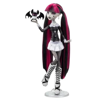Immagine di Monster High Reel Drama Draculaura, bambola da collezione in stile bianco e nero con accessori, poster cinematografico a tema film dell&#039;orrore incluso, giocattolo per bambini, 6+ anni, HKN27