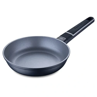 Immagine di MasterPRO Indigo Padella Antiaderente da 24 cm di diametro e 5,5 altezza Alluminio pressofuso Rivestimento massima anti aderenza Manico Soft Touch Per tutti i tipi cucine