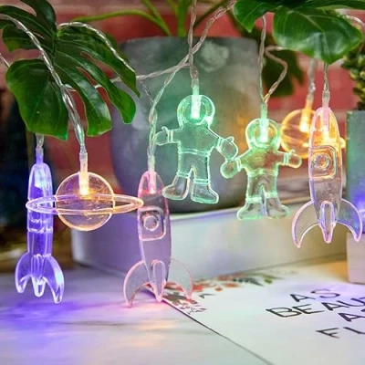 Immagine di XINGHE Acrylic Space LED String Lights, Astronaut Rocket, Alimentato A Batteria Per Natale, Compleanno, Festa, Camera Da Letto, Interno &amp; Esterno (3.0M, Colorato)