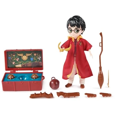 Immagine di Wizarding World Harry Potter, set regalo di bambole Quidditch 20,3 cm, con accappatoio e 9 accessori per bambole, 11 pezzi, giocattoli bambini dai 6 anni in su