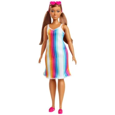 Immagine di Barbie Loves the Ocean Bambola in Plastica Riciclata Castana con Lunghi Capelli, Vestito a Righe e Accessori, Giocattolo per Bambini 3+ Anni, GRB38
