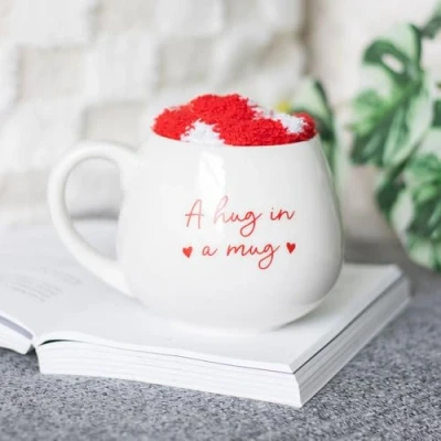 Immagine di Hug in a Mug Set Tazza da 500 ml con testo &quot;Hug Mug&quot; e comodi calzini rossi bianchi forma di cuore, adatta al microonde alla lavastoviglie, presentata una scatola abbinata per