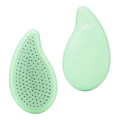 Immagine di WetBrush Go Green Palm Detangler con setole Intelliflex ultra morbide per separare delicatamente i nodi facilità, forma unica una vestibilità comoda sul palmo, infuso olio di tea tree