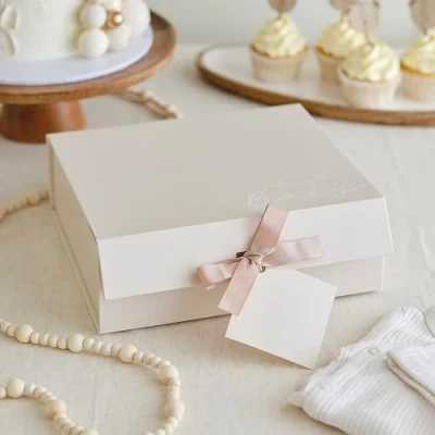 Immagine di Ginger Ray Box doccia bianco Hello Baby con etichetta regalo e nastro gros grain, neutro