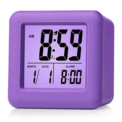 Immagine di Plumeet Sveglia Digitale da Viaggio, Facile Impostare, con Snooze, Retroilluminazione, Ampio Display per Ora, Mese, Data e (Viola)