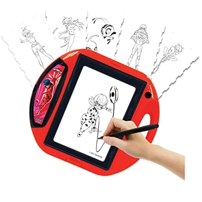 Immagine di Lexibook CR310MI Cat, Miraculous Ladybug Chat Noir, Proiettore da Disegno, 4 timbri, 10 Modelli, Schermo Luminoso, 1 Penna Inclusa, Rosso/Nero, Colore, One Size