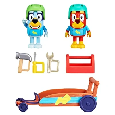 Immagine di Bluey Rusty and Bluey&#039;s go Kart Playset; Action Figure ufficiali da collezione 6,3 7,6 cm con kart, caschi, strumenti e accessori per cassetta degli attrezzi