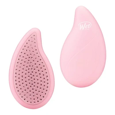 Immagine di WetBrush Go Green Palm Detangler con setole Intelliflex ultra morbide per separare delicatamente i nodi facilità, Wet Brush è delicato sui capelli, sagomato il comfort, infuso