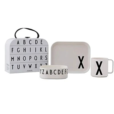 Immagine di Design Letters Classici in Valigia Set di 4 Tritan Regalo per Bambini Piatti, Ciotola, Tazza &amp; Organizer Senza BPA/BPS, Caduta Sicura Baby Doccia, Battesimo