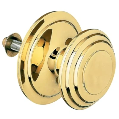 Immagine di Amig Pomello Mod 13 dorato con maniglia intagliata in ottone massiccio finitura lucida per porte esterne di ingresso Diametro Ø76 mm · Altezza 63,5 Include dado fissaggio