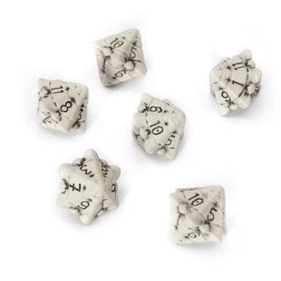 Immagine di Set Dadi D12 di Sei 12 Facce per GDR a Tema Teschio &amp; Ossa. Particolari D&amp;D, Dungeons Dragons (DND), Warhammer, Pathfinder, Magic the Gathering (MTG). (Bianco)