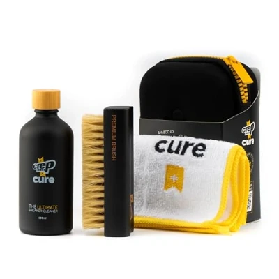 Immagine di Crep Protect CURE Kit Premium per la pulizia delle scarpe da ginnastica, con spazzola, soluzione (100 ml), panno in microfibra e custodia riutilizzabile