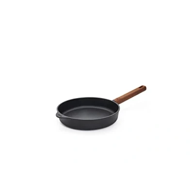 Immagine di Woll Eco Logic QXR Padella piatta in ghisa induttiva, diametro 24 cm, altezza 5 con manico legno solido e sostenibile, adatta per tutti i piani cottura, senza PFAS, rivestimento antiaderente,