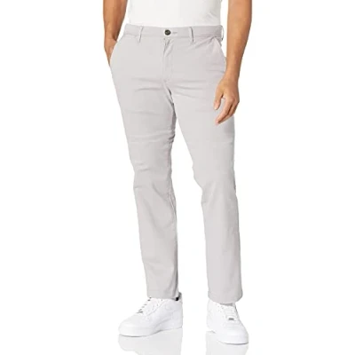 Immagine di Amazon Essentials Pantaloni Chino Elasticizzati Casual vestibilità Aderente Uomo, Grigio Chiaro, 31W / 30L