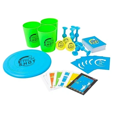 Immagine di Fizz Creations Trick Shot The Game. Include tutto il necessario per praticare lo scatto perfetto! tazze impilabili, palline da ping pong, freccette appiccicose, disco lancio e carte sfida.