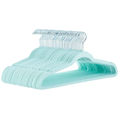 Immagine di Amazon Basics Confezione da 50 grucce sottili con superficie antiscivolo in velluto Verde menta/Argento
