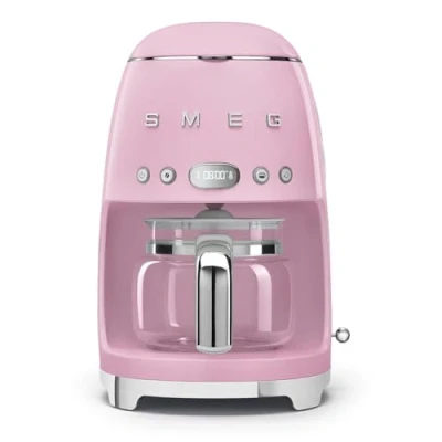 Immagine di Smeg, Macchina da Caffè Filtro DCF02PKEU, Funzione Aroma e Autostart, Caraffa in Vetro Fino a 12 Tazze, 2 Livelli di Intensità, Modalità Keep Warm, 1050W, Rosa