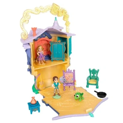 Immagine di Disney Store Official Casa di Bambole Rapunzel, Set da Gioco Once Upon a Story Alto 14 cm con Torre Flynn Rider, Pascal, Chitarra Giocattolo e mobili, 3+