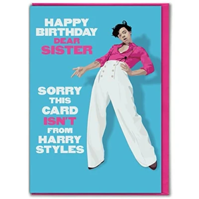 Immagine di Brainbox Candy Divertente Biglietto di compleanno per sorella &#039;This Card Isn&#039;t From&#039; a tema Harry Styles Grandi biglietti scherzi fratelli con senso dell&#039;umorismo