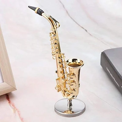 Immagine di Replica di sassofono contralto in miniatura con supporto e ornamenti placcati oro modello strumento