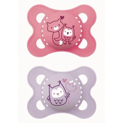 Immagine di MAM Ciuccio in lattice di gomma naturale, 2 6 mesi, con tettarella simmetrica, piatta e flessibile, scatola autosterilizzante, rosa opaco, confezione da