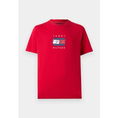 Immagine di Tommy Hilfiger Uomo T Shirt Maniche Corte Linear Flag Graphic Regular Fit, Rosso (Medium Red), L