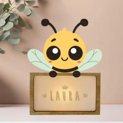 Immagine di WONDEE Lampada Personalizzata Con Nome Luce Notturna Bambini Ape, Regalo Neonato Maschio e Femmina, Battesimo Bimbo Bimba, idee Regali Personalizzati Bambino Bambina (include cavo USB C)