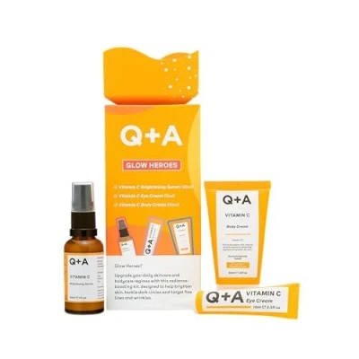 Immagine di Q+A Glow Heroes Set Regalo per la Cura della Pelle Trio Potenziante di Radianza con Siero Illuminante alla Vitamina C 30 ml, Crema Occhi 15 ml e Corpo 50 Illumina Rivitalizza