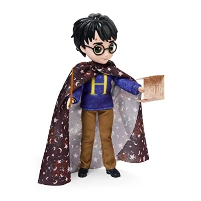 Immagine di Wizarding World Harry Potter, set regalo bambola Potter da 20,3 cm con Mantello dell&#039;Invisibilità e 5 accessori per bambola, giocattoli bambini dai 6 anni in su
