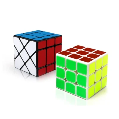 Immagine di Confezione Cubo magico 3x3 Colori Bianco Fluo + Skew Nero. di velocità YongJun con angoli arrotondati. Puzzle in sequenza 3D per bambini e adulti.