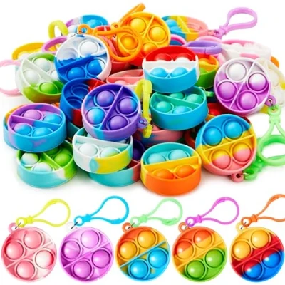 Immagine di JOYIN portachiavi pop, mini fidget toys, confezione sfusa da 30 pezzi, bomboniere per bambini di età compresa tra 4 e 8 anni, 12 gadget riempire i premi in classe