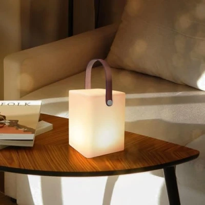 Immagine di Lampada da Tavolo senza fili ricaricabile, 8 colori dimmerabile luce bianca calda RGB LED IP54 con telecomando esterni &amp; interno, USB C quadrato