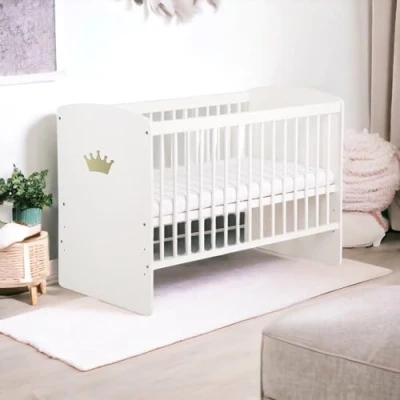 Immagine di KMbaby Culla 120 x 60 cm con materasso bianco corona dorata, lettino rete a doghe, regolabile in altezza, legno di pino laccato K2 KOR