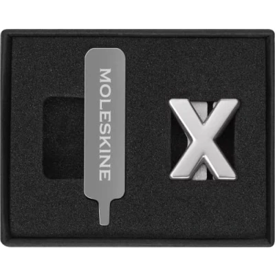 Immagine di Moleskine Pin per Taccuino o Agenda Lettera X, Spilla Lettere, Personalizza la Chiusura con Elastico, Idee Regalo Personalizzato, Colore Argento