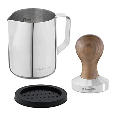 Immagine di Navaris Set 1x Pressino Caffè Macinato Poggiapressa Bricco Latte Pressacaffè Coffee Tamper Acciaio Inox con Manico in Legno Noce e Tappetino