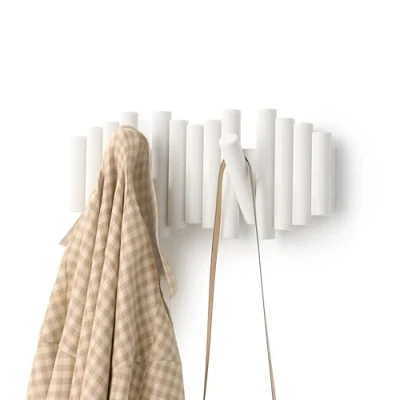 Immagine di Umbra Picket 5 Appendiabiti da parete Combina utile e arte Tasselli in pino smussato Bianco