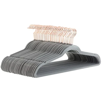 Immagine di Amazon Basics Confezione da 50 grucce sottili con superficie antiscivolo in velluto Grigio/Oro rosa