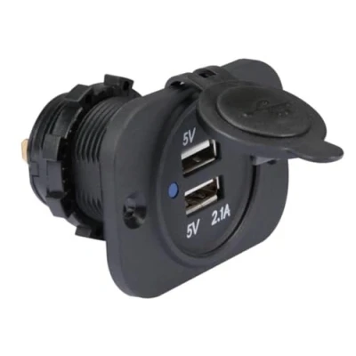 Immagine di Velleman Caricabatterie USB per auto, protetto contro gli spruzzi d&#039;acqua, ingresso 12 24 V DC, doppia uscita 5 V, inversione di polarità e cortocircuito, protezione termica, ideale