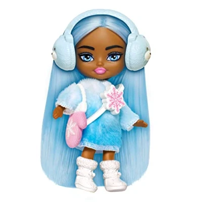 Immagine di Barbie, Extra Mini Minis Fly, Bambola Viaggiatrice con Look Invernale, Abito di Maglia e Accessori da Vacanza sulla Neve, Giocattolo per Bambini, 3+ Anni, HPN08