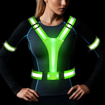 Immagine di ocuvaep LED Bretelle Catarifrangenti, Gilet Riflettente di Sicurezza a Ricaricabile Tramite USB con 2 Braccialetto Riflettente, Giubbotto per riflettore Regolabile (Verde)