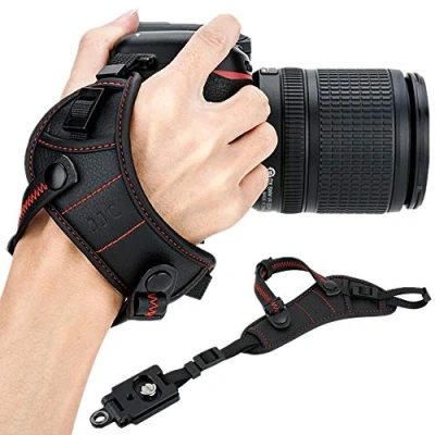 Immagine di JJC Cinghia da polso per fotocamera DSLR Con piastra tipo Arca Canon EOS 6D 5D 7D 2000D 90D 80D Powershot SX70 Rebel T8i T7i Nik. D750 D780 D850 D7500 D7200 D5600 Coolpix P1000 (rosso),
