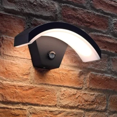 Immagine di Auraglow lampada da parete a LED per esterni, con sensore di movimento PIR integrato e luce diurna, sicurezza ideale in moderno design ad arco nero veranda, giardino o