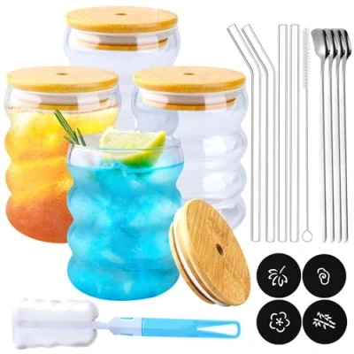Immagine di KIMIGO Set di 4 Bicchieri a Coste(350ml),Tazzine Caffe Vetro,Bicchieri Vetro Coste con Cannucce Ondulati Coperchio e Cucchiaio Tazza Caffè Vetro,per Cocktail,Latte,Acqua