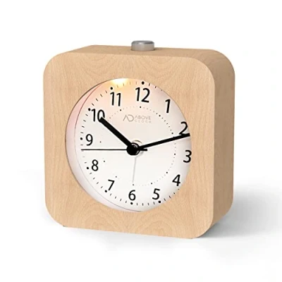 Immagine di aboveClock Sveglia da Comodino Analogica, Analogica Silenziosa, senza Ticchettio, Orologio Tavolo in Legno con Funzione Snooze, Luce Notturna【Marrone Chiaro】