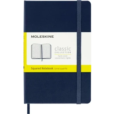 Immagine di Moleskine Classic Notebook, Taccuino a Quadretti, Copertina Rigida e Chiusura ad Elastico, Formato Pocket 9 x 14 cm, Colore Blu Zaffiro, 192 Pagine
