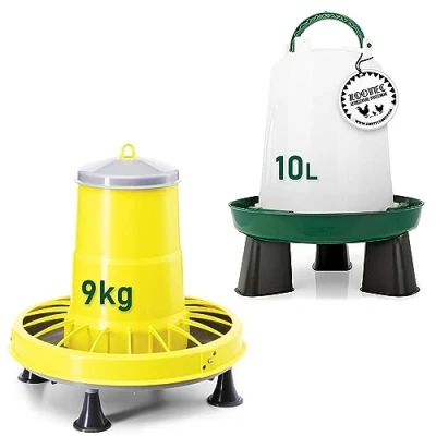 Immagine di Mangiatoia per Galline Antispreco 9 Kg e Abbeveratoio 10L in Plastica Semi Trasparente Resistente, Apendibili con Piedini Rimovibili