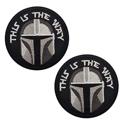 Immagine di 2 Pezzi Toppa Compatibile con Star War This is the Way Mandalorian Casco Emblema Gancio e Anello per Maglia Zaino Cappelli Vestiti Giubbotto Cani Tattico Militare Collezione