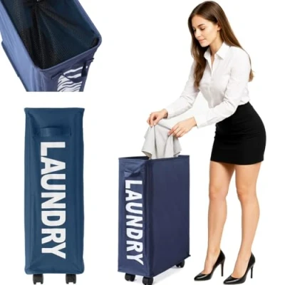 Immagine di BAKAJI Cesto Porta Biancheria Sporca Portabiancheria Slim Salvaspazio Pieghevole in Tessuto Decorazione Scritta Contenitore con Chiusra a Rete Manico e 4 Ruote Dimensione 39 x 20 56 cm (blu)